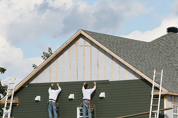 Professional Vinyl Siding technician working in Hartford, IL